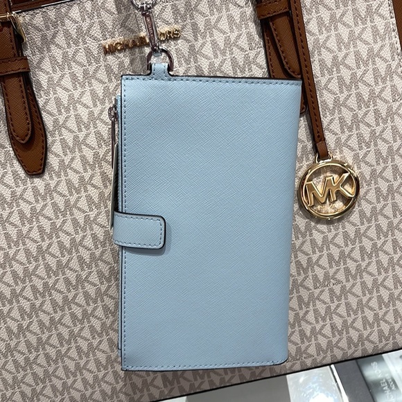 MICHAEL KORS LARGE DOUBLE ZIP WRISTLET WALLET PHONE CASE CLUTCH
Vista Blue - Picture 12 of 16